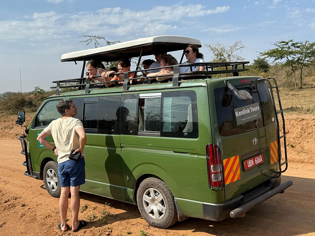 tourist-vehicles